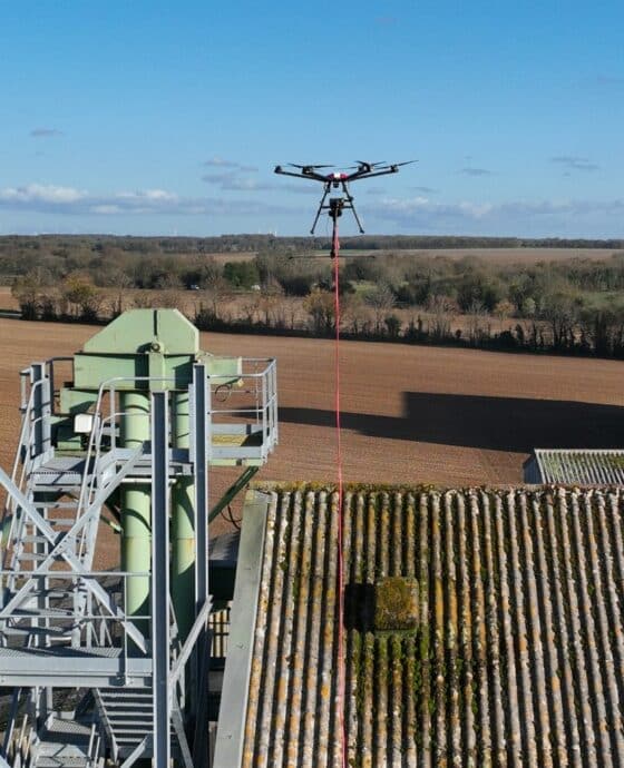 Drone de pulvérisation en opération sur les silos et toitures des Grands Moulins de Paris à Surgères.