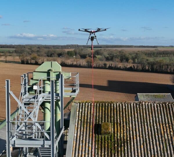 Drone de pulvérisation en opération sur les silos et toitures des Grands Moulins de Paris à Surgères.
