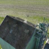 Balisage de sécurité et zone d'exclusion tiers lors d'une prestation drone en zone industrielle.