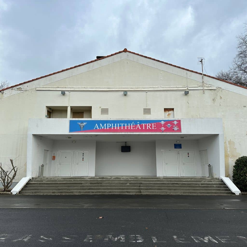 Résultat du nettoyage par drone sur façade béton à l'École des Parachutistes.