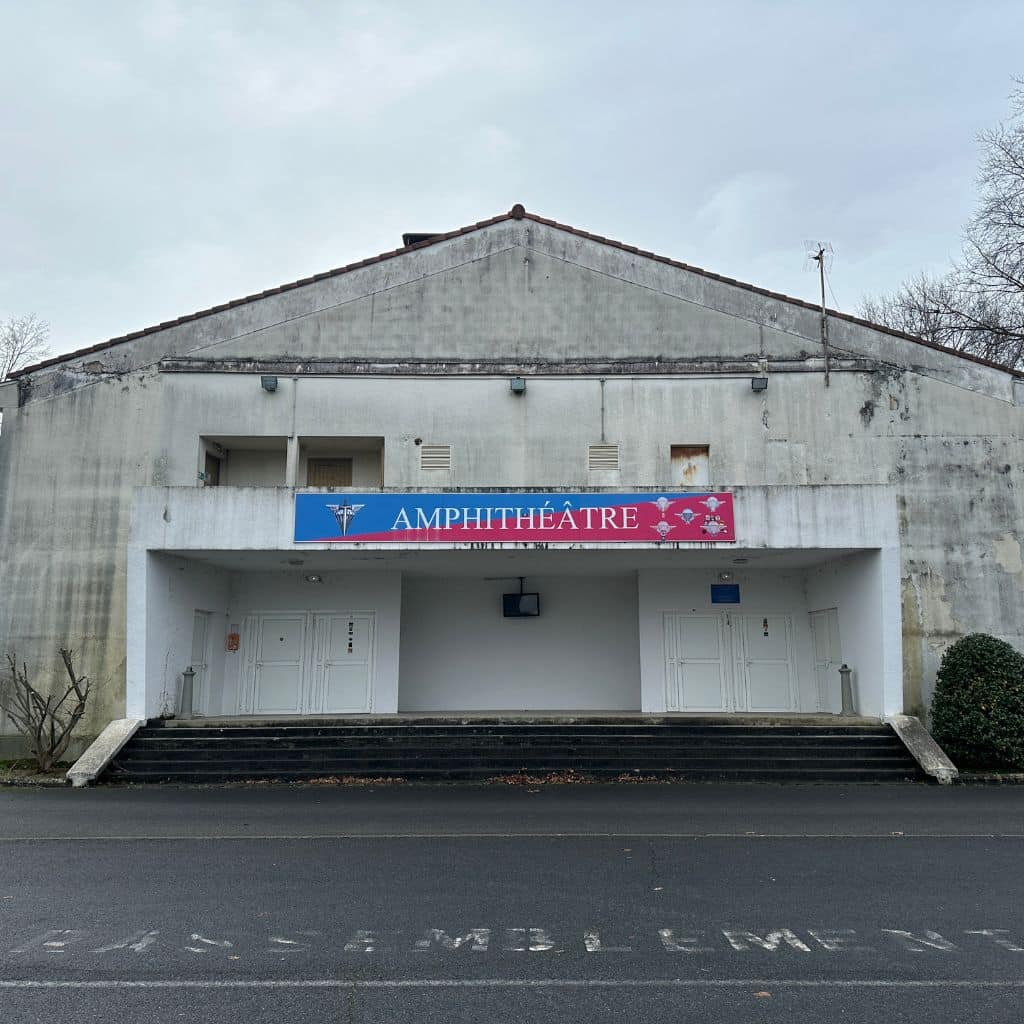 Façade en béton du bâtiment administratif de l'ETAP avant pulvérisation par drone.