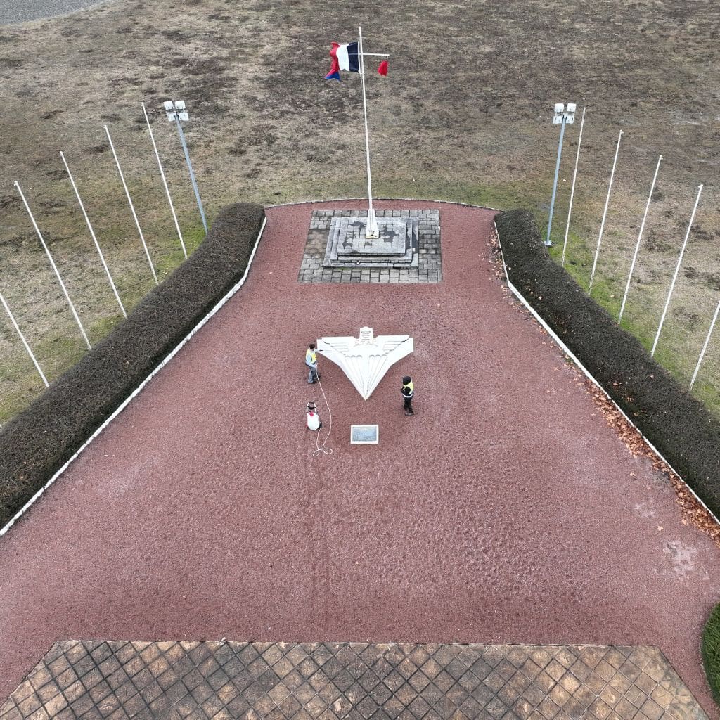État de la Place d'Honneur de l'École des Parachutistes avant nettoyage des sols.