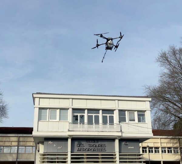 Nettoyage drone sans tuyau au PC Commandement de l'École des Parachutistes.