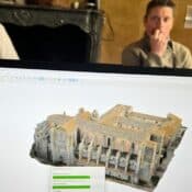 Stagiaire en formation photogrammétrie drone apprenant la modélisation 3D.