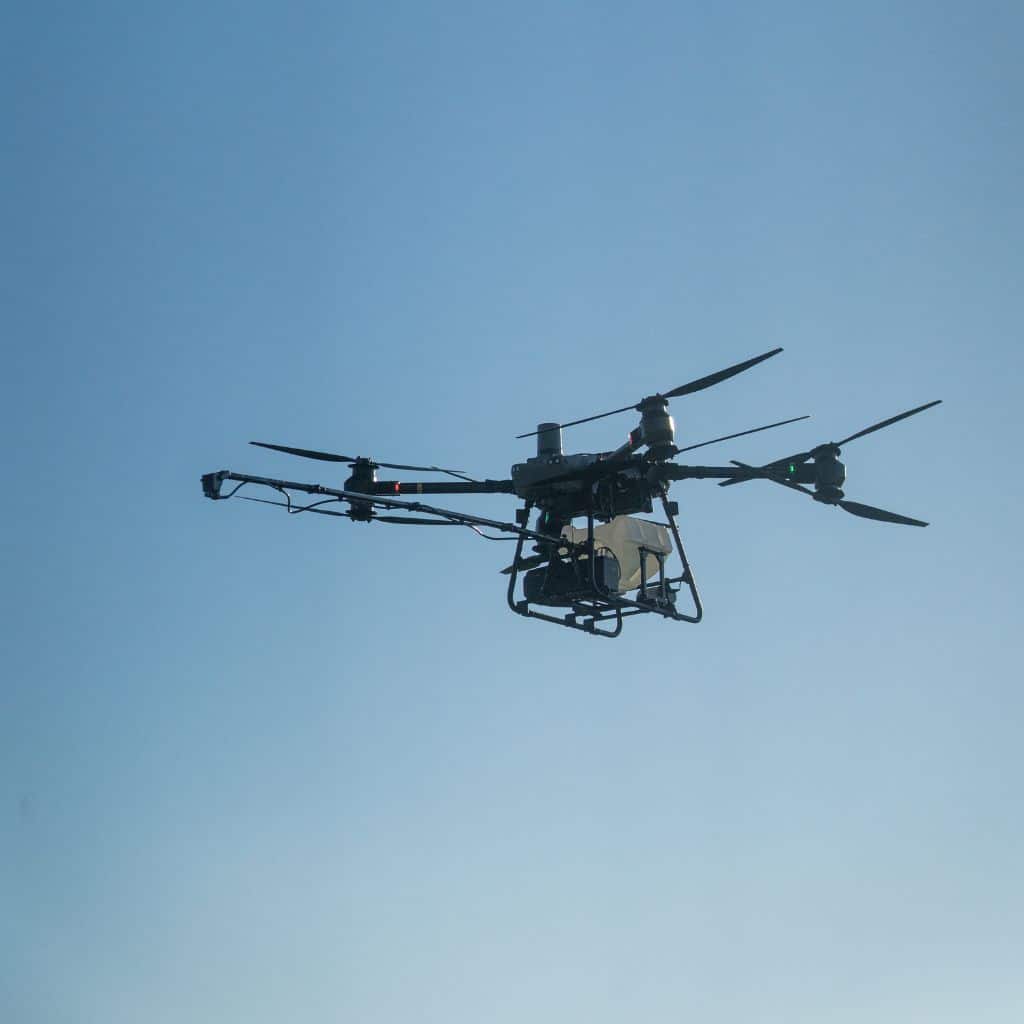 Nettoyage de panneaux solaires par drone pulvérisateur pour optimiser le rendement énergétique.