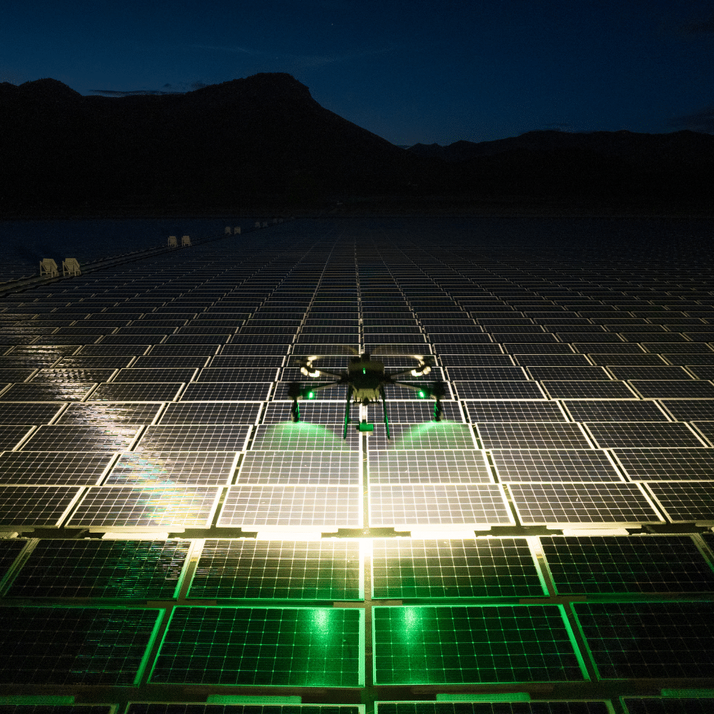 Vol de nuit d’un drone de pulvérisation verticale sans tuyau de Drones Nettoyage pour le traitement thermique contrôlé de panneaux solaires froids.