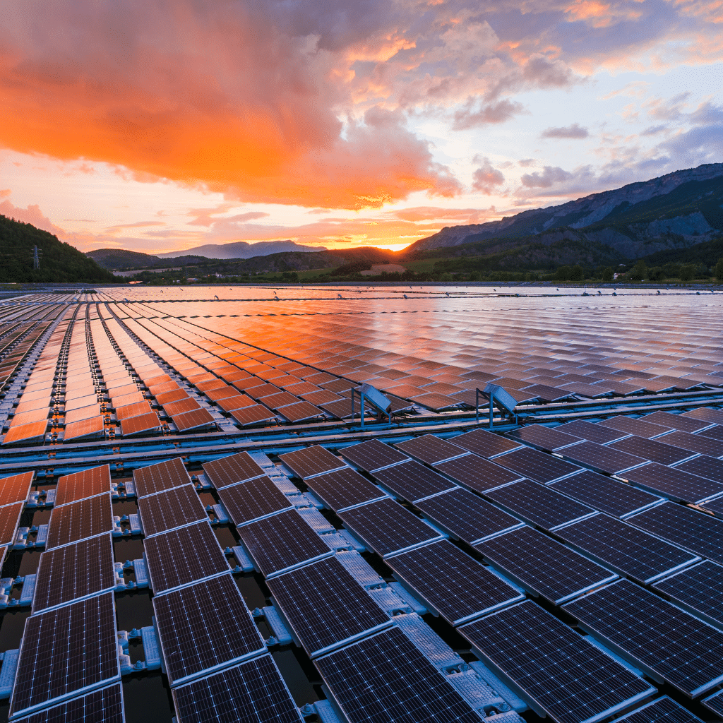 Centrale photovoltaïque flottante de Lazer (EDF Renouvelables) nettoyée en exclusivité par le système de drone sans tuyau de Drones Nettoyage.