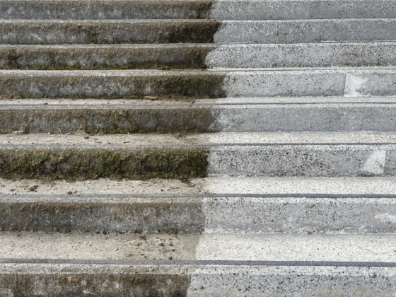 Vue comparative sur l’escalier gigantesque de la Citadelle de Bayonne : partie gauche encrassée (avant) et partie droite nettoyée manuellement à la haute pression par Drones Nettoyage.