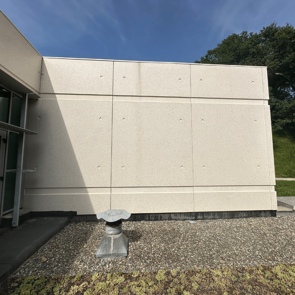 Façade haute du Mess moderne à Bayonne après hydro-décapage à 250 bars par le drone de l'entreprise Drones Nettoyage.