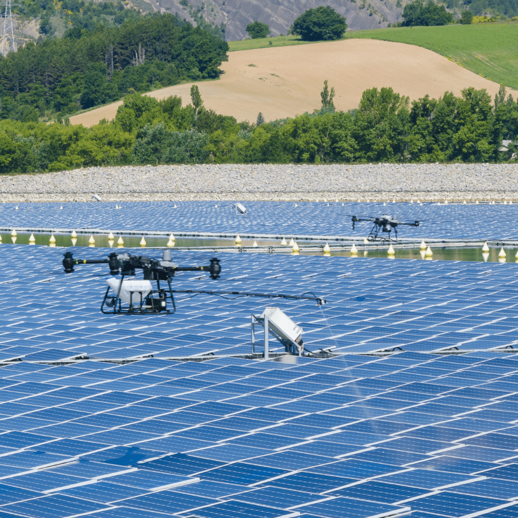 Vol simultané du drone de pulvérisation verticale et du drone à perche robotisée pour le rinçage de Drones Nettoyage au-dessus d'une centrale photovoltaïque flottante.