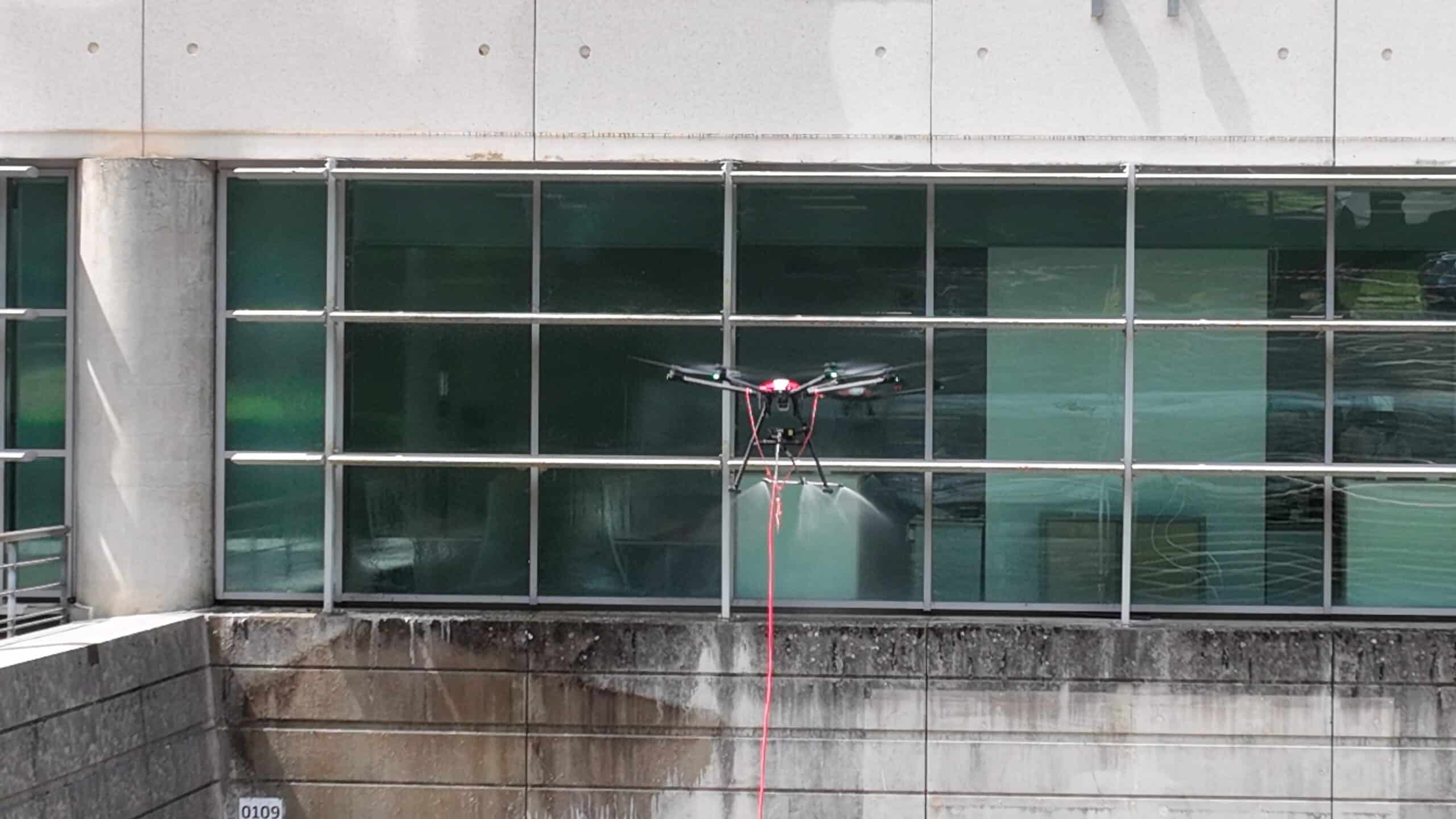 Nettoyage surfaces fragiles verre par drone. BV-Groupe