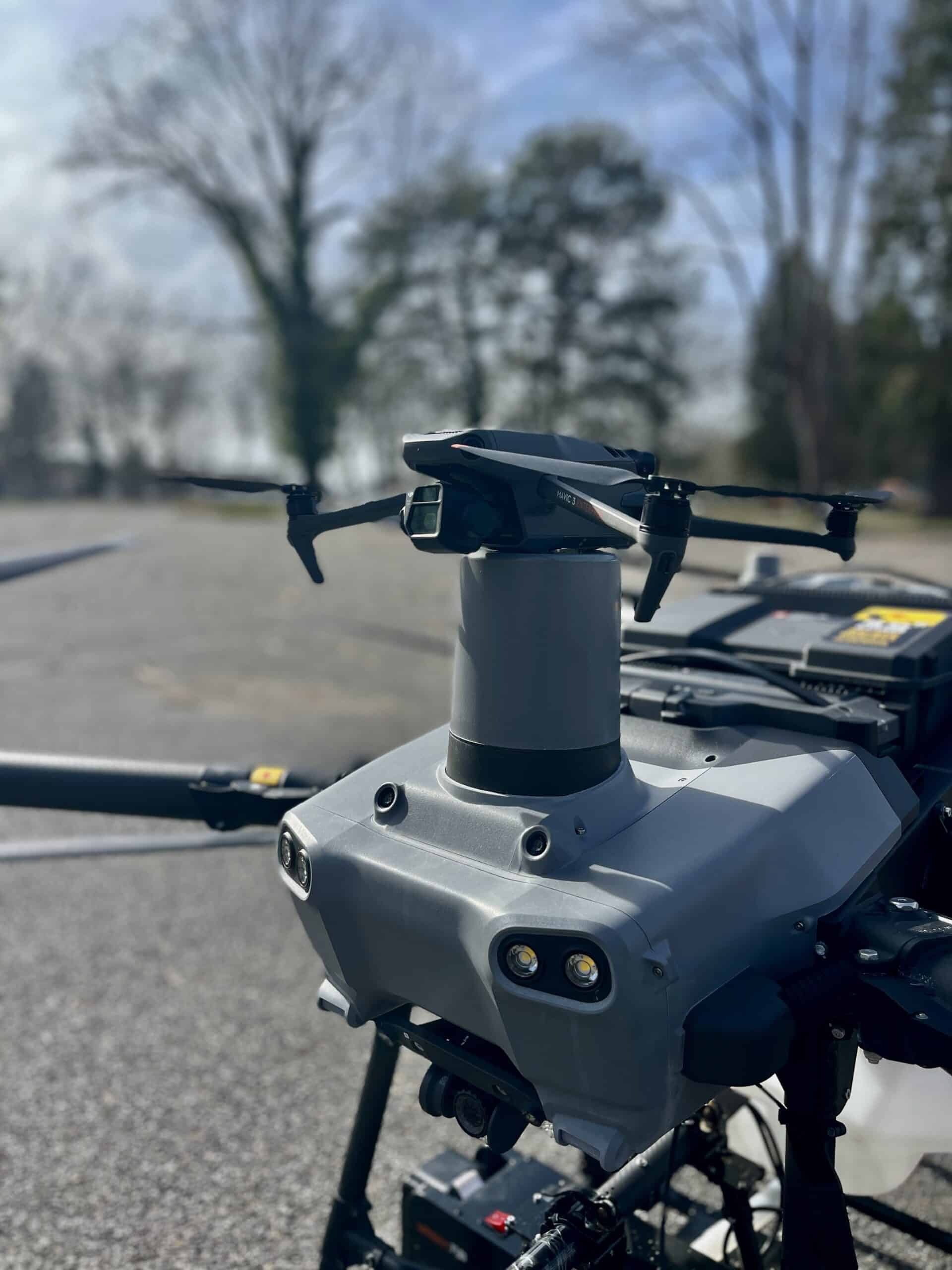 Flotte du groupe drone professionnel BV-Groupe : contraste de taille entre un drone DJI Mavic 3 Pro et un drone de transport lourd DJI Flycart 30.
