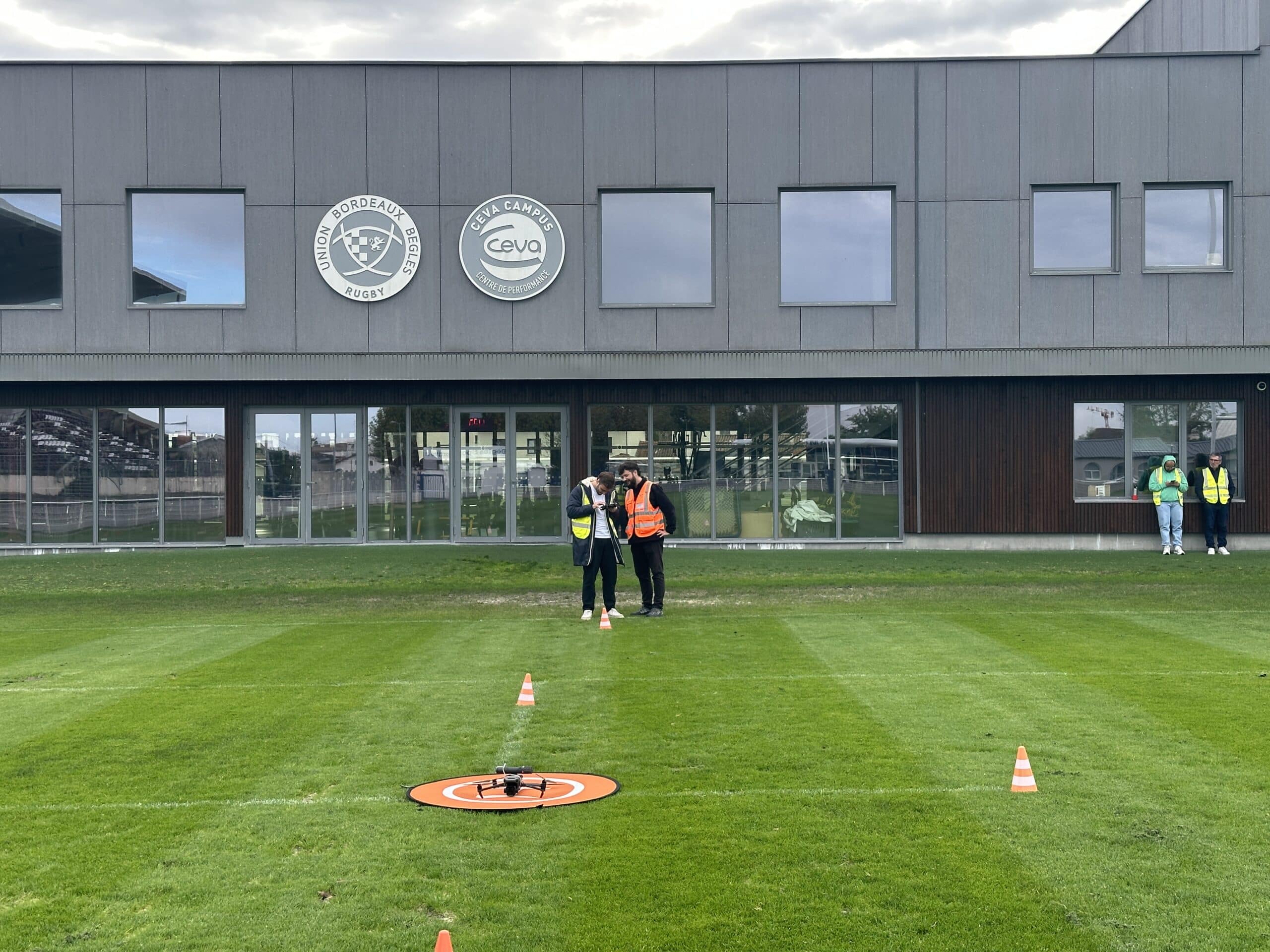 Visio Concept forme le staff technique de l'équipe de rugby de l'UBB (Union Bordeaux Bègles) au pilotage de drone pour l'analyse vidéo sur leur centre d'entraînement.