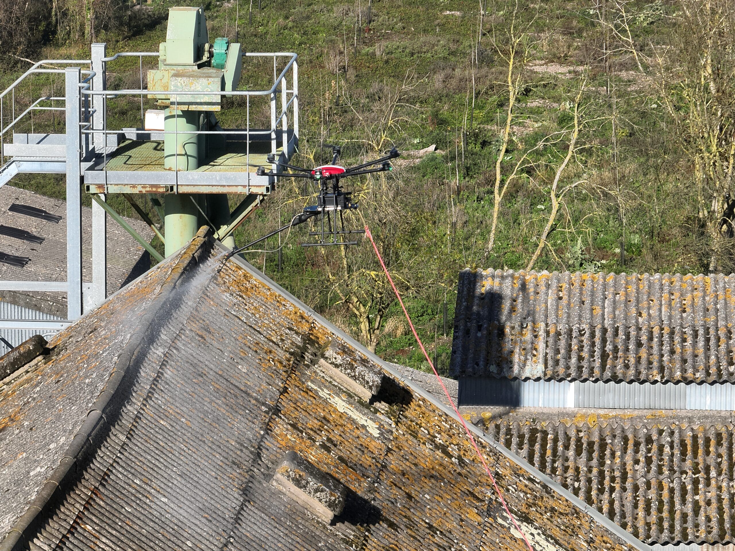 Nettoyage toitures industrielles par drone.